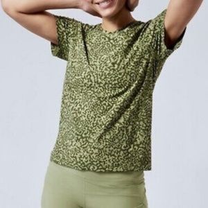 Athleta Ultimate Train Printed Tee in Clouded Leopard Olive Size XS